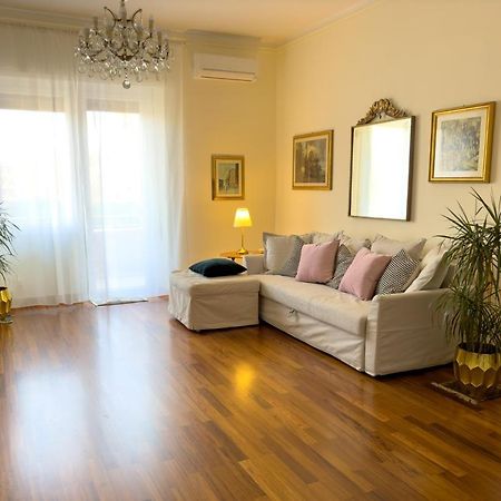 Elegant Apartment In City Center Каляри Екстериор снимка