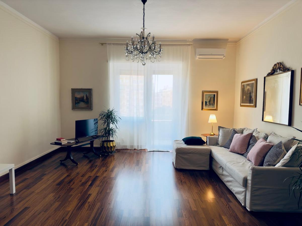 Elegant Apartment In City Center Каляри Екстериор снимка