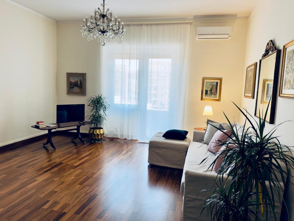 Elegant Apartment In City Center Каляри Екстериор снимка