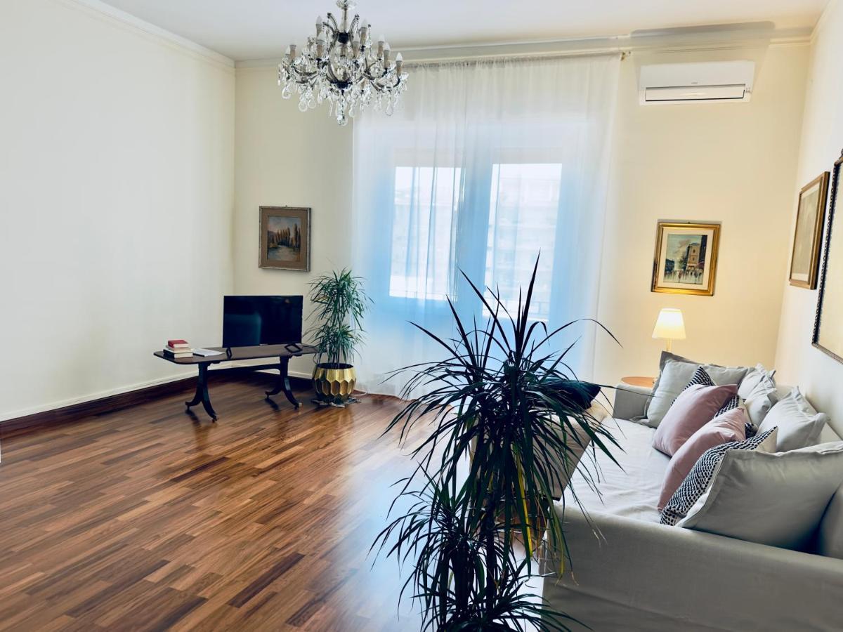 Elegant Apartment In City Center Каляри Екстериор снимка